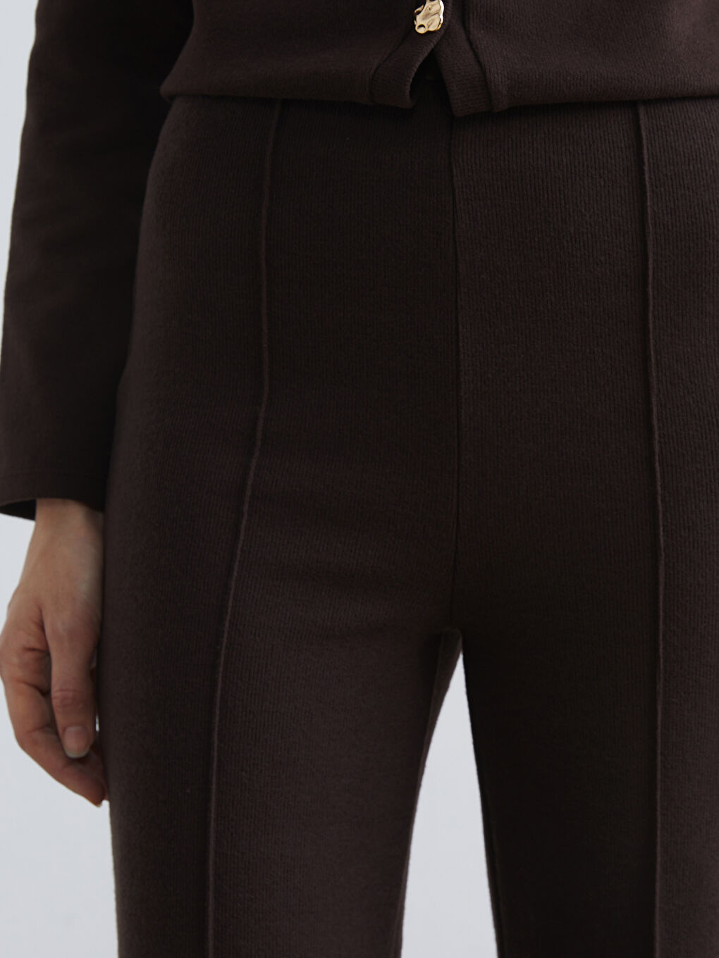 Effortless elegance meets everyday comfort in our wide-leg knit trousers, designed with a flattering elasticated waist.-2