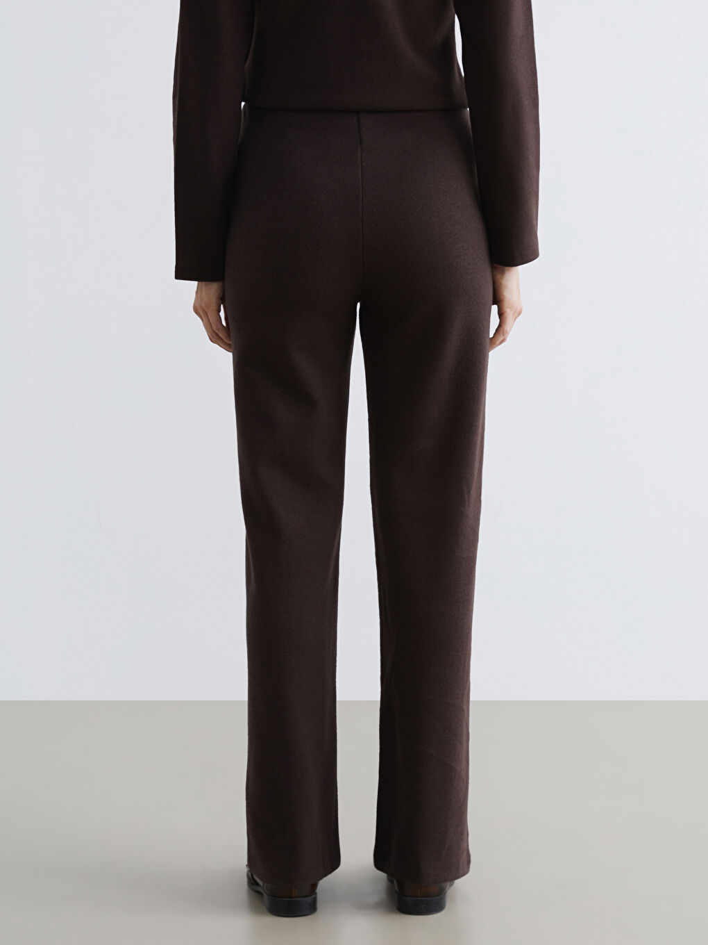 Effortless elegance meets everyday comfort in our wide-leg knit trousers, designed with a flattering elasticated waist.-3