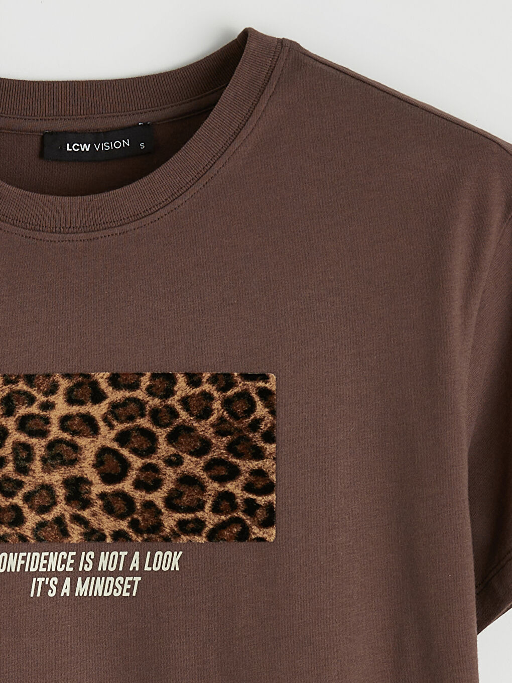 Kahverengi Bisiklet Yaka Baskılı Kadın Tişört-1