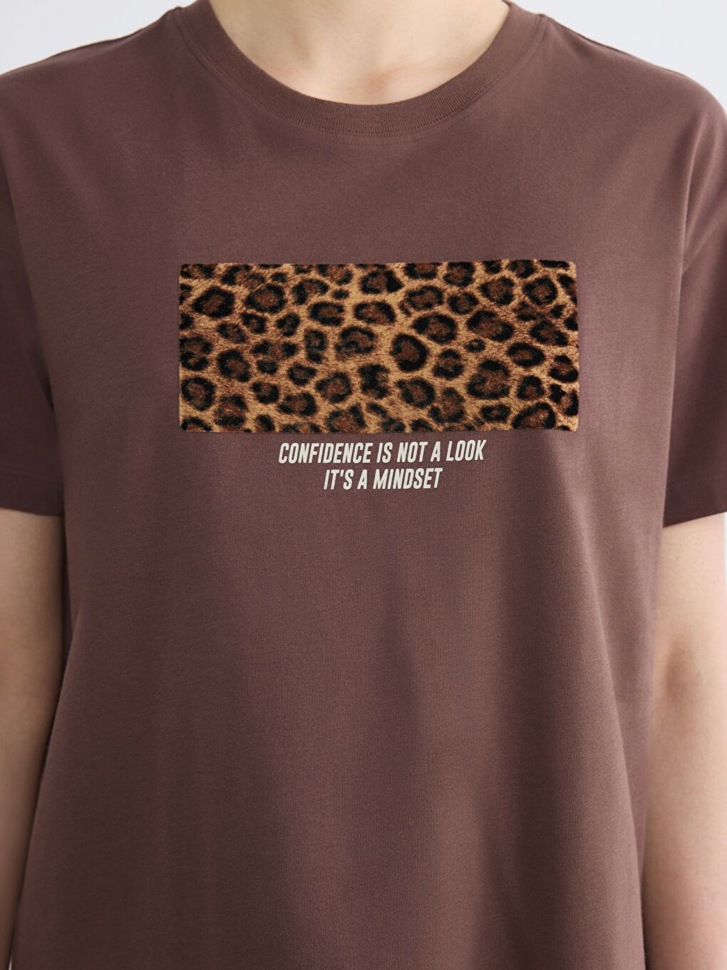 Kahverengi Bisiklet Yaka Baskılı Kadın Tişört-2