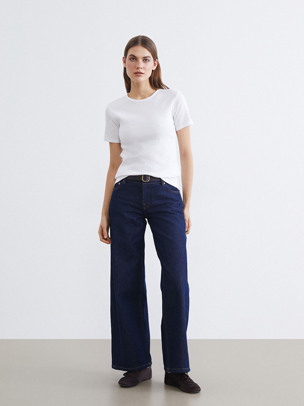 Beyaz Bisiklet Yaka Kadın Tişört-2