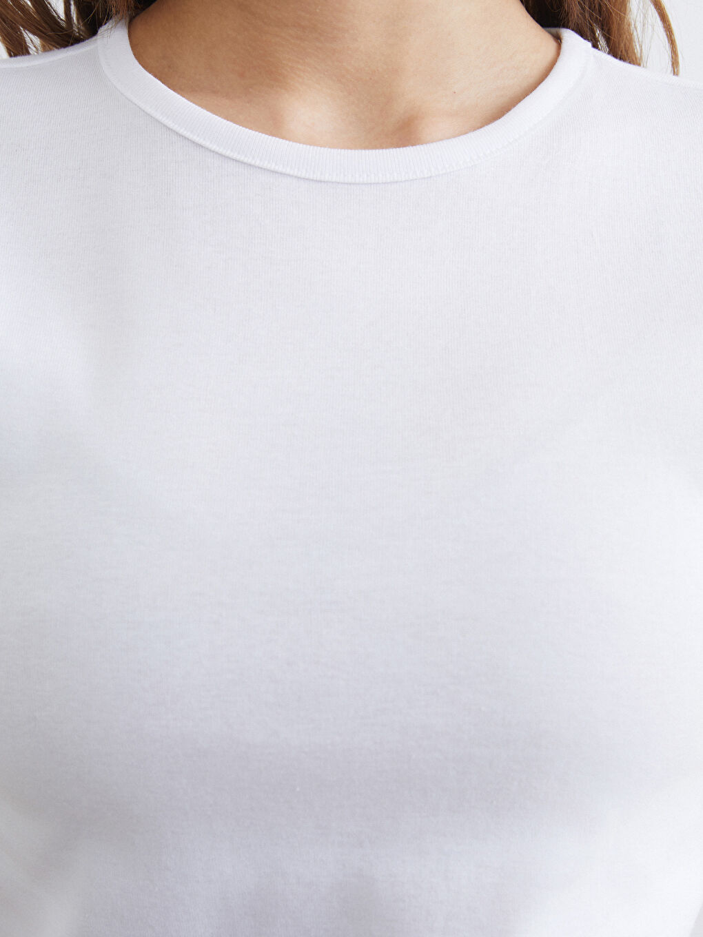 Beyaz Bisiklet Yaka Kadın Tişört-3