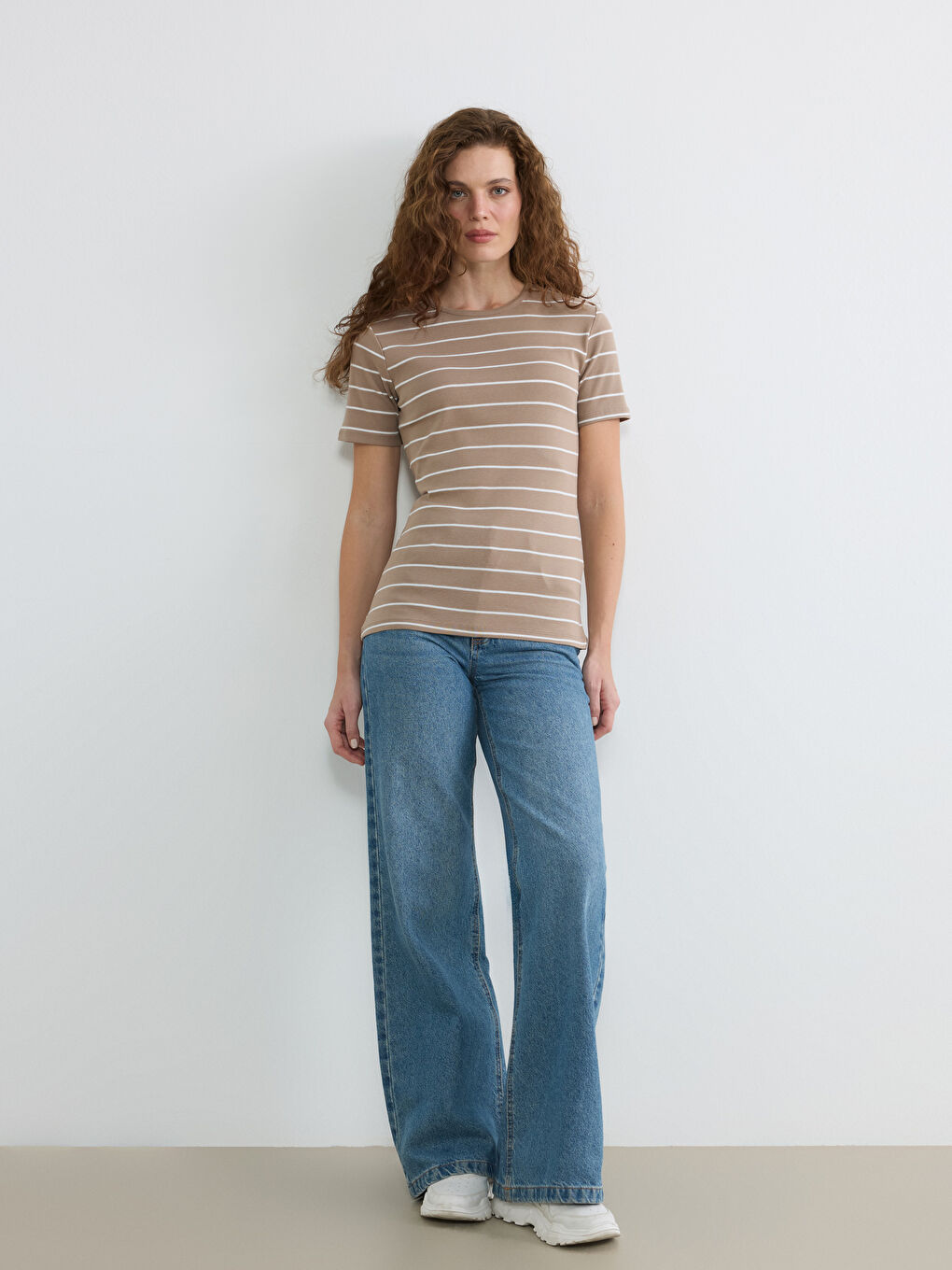 Ekru Bisiklet Yaka Çizgili Kadın Tişört-1