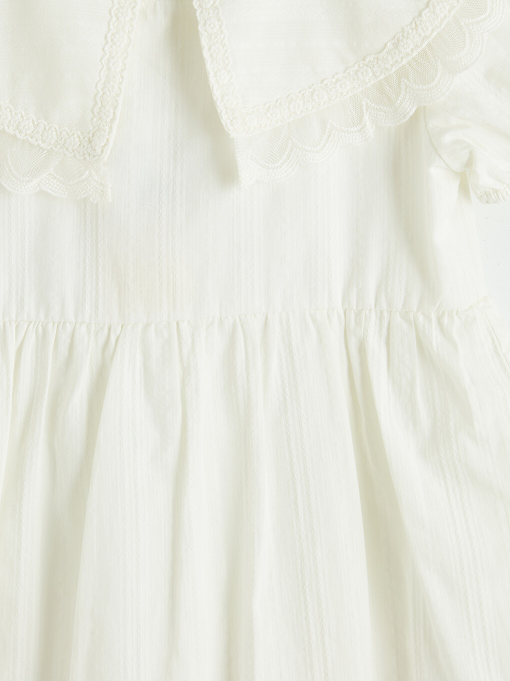 Mädchenkleid mit Peter-Pan-Kragen und Spitzendetails-2