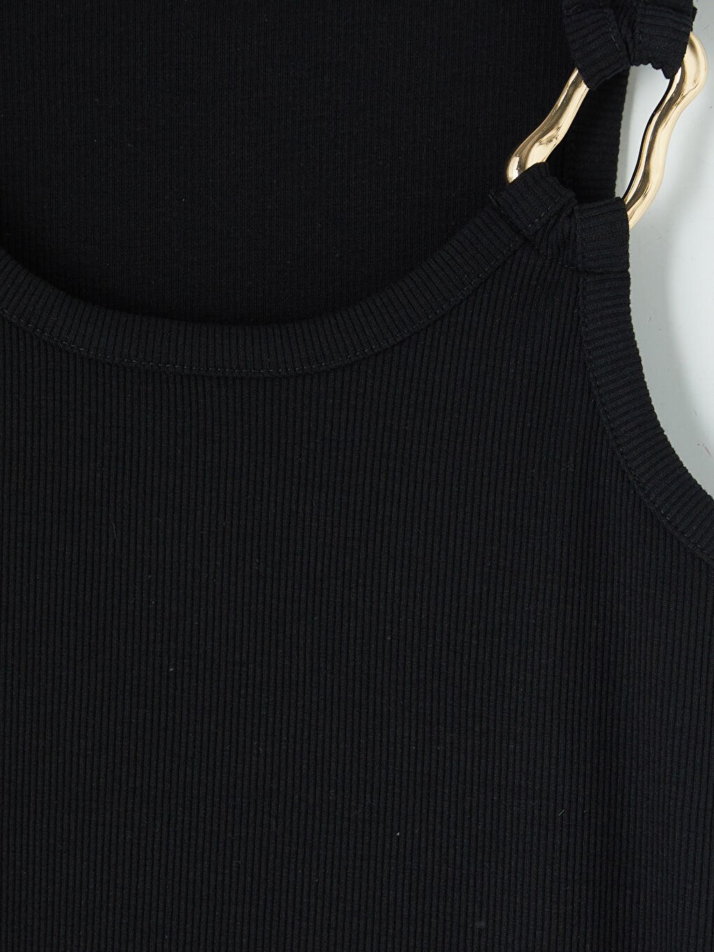 Siyah U Yaka Metal Aplikeli Kadın Atlet-2