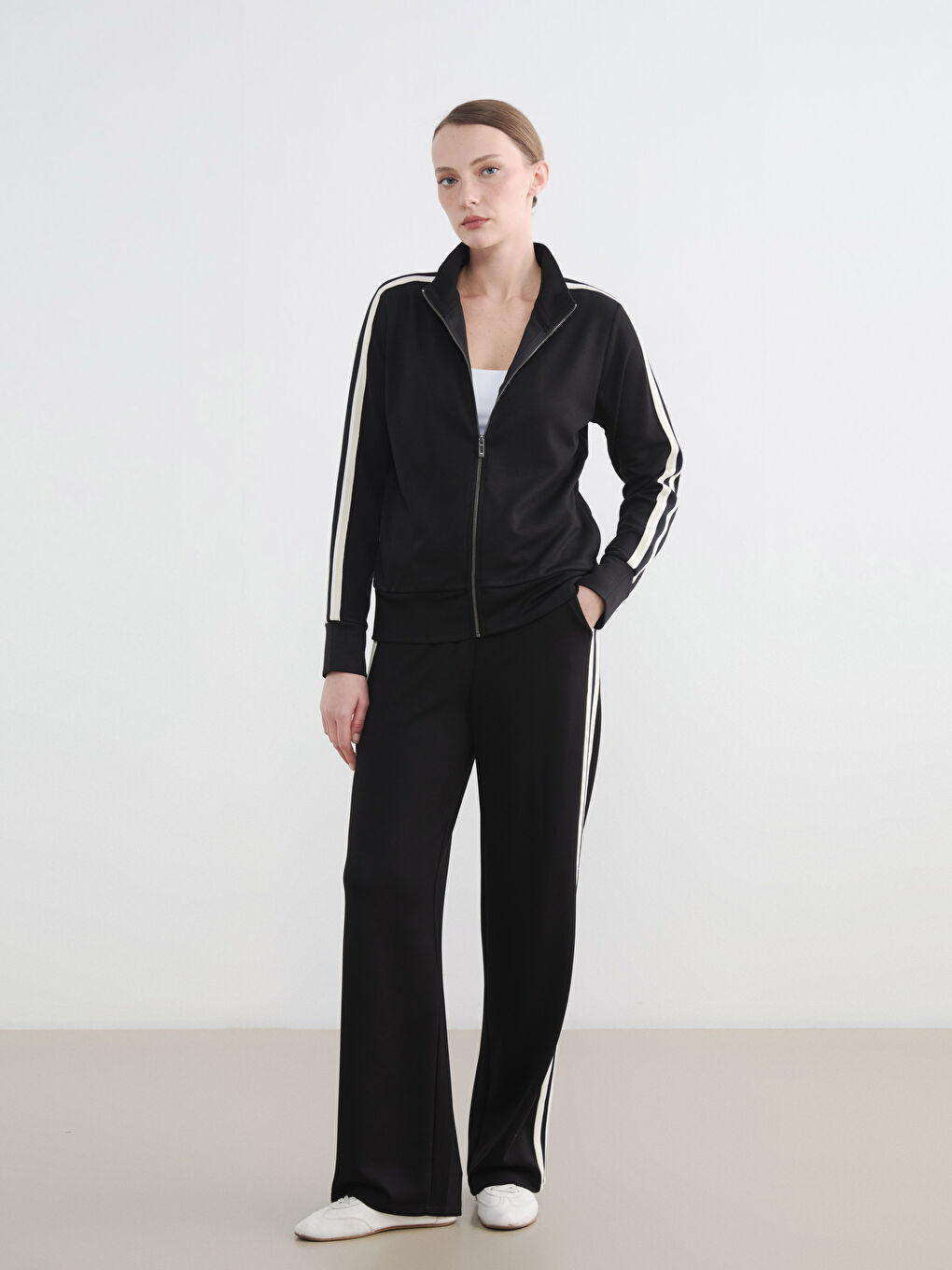 سويتشيرت نسائي برقبة عالية ولمسة ناعمة بسوستة.-1