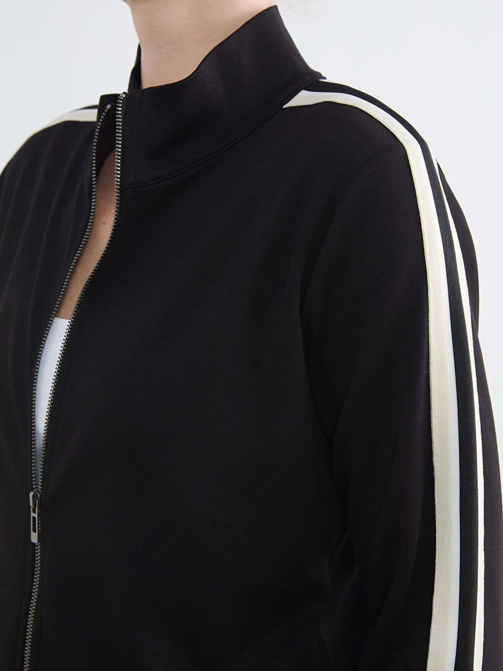 سويتشيرت نسائي برقبة عالية ولمسة ناعمة بسوستة.-2