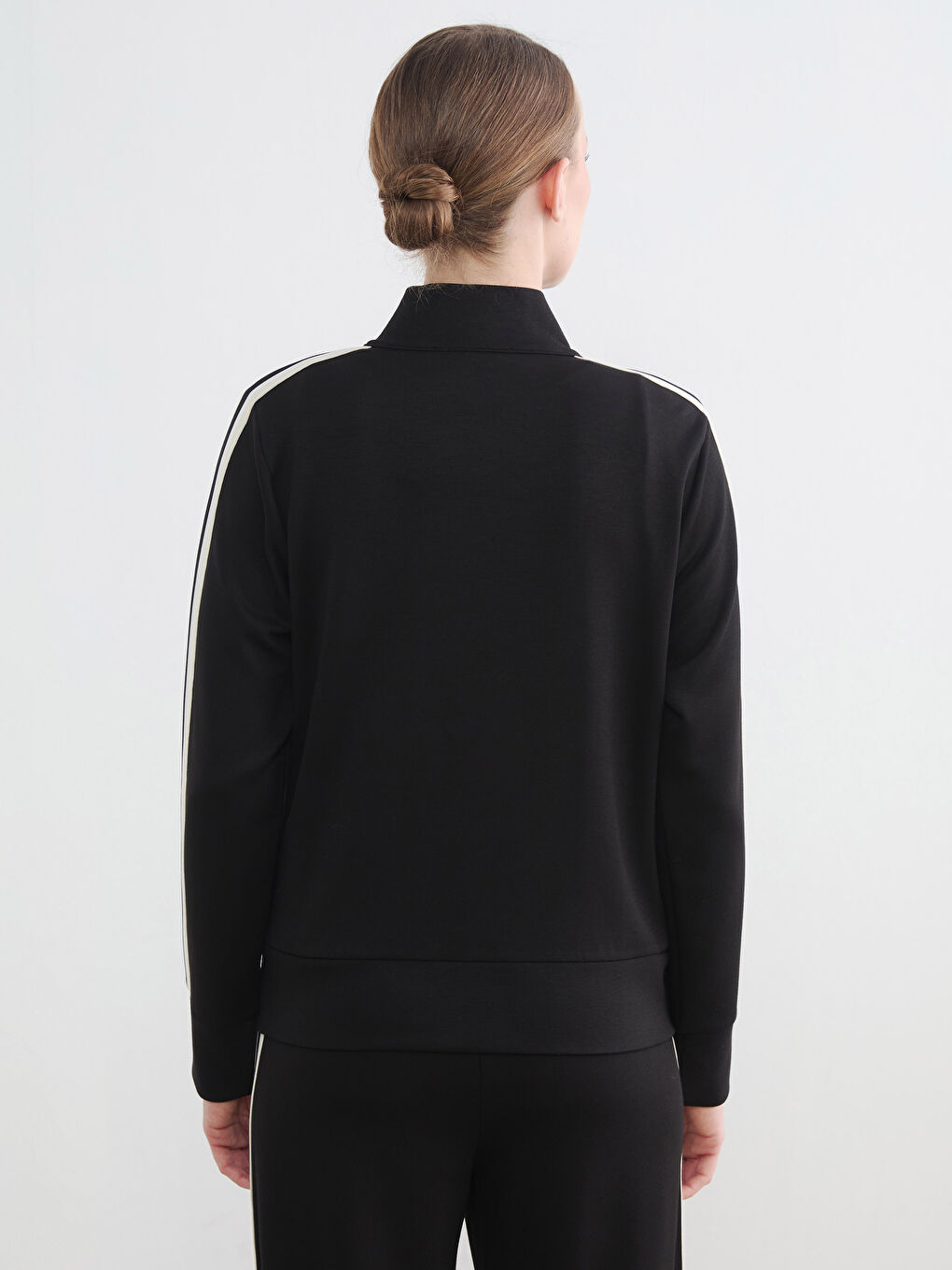 سويتشيرت نسائي برقبة عالية ولمسة ناعمة بسوستة.-3