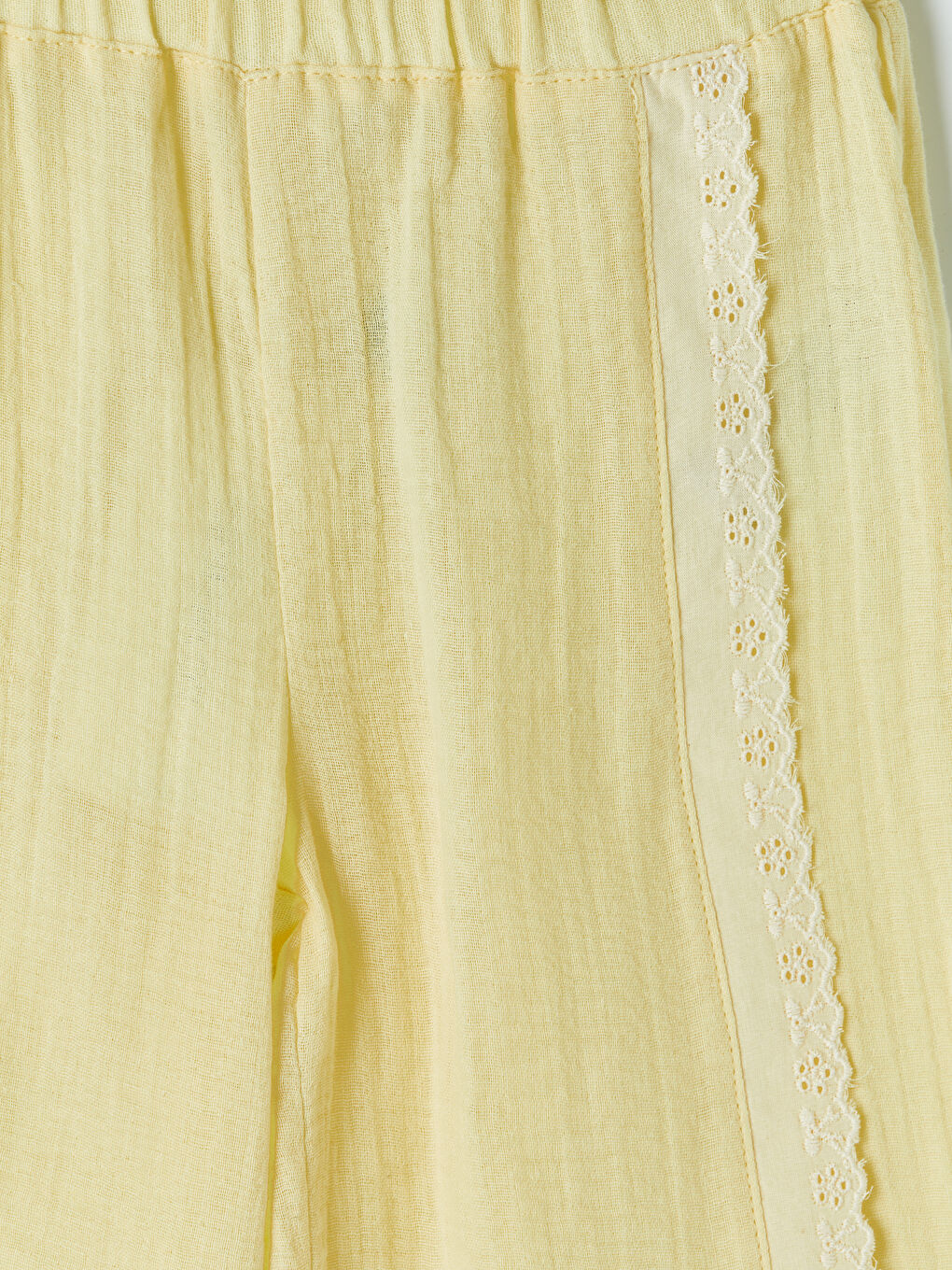 Момиче Жълто Панталон-2