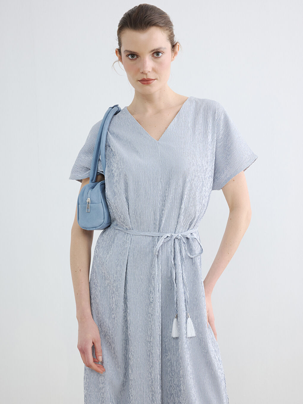 Жена Синьо Рокля-1