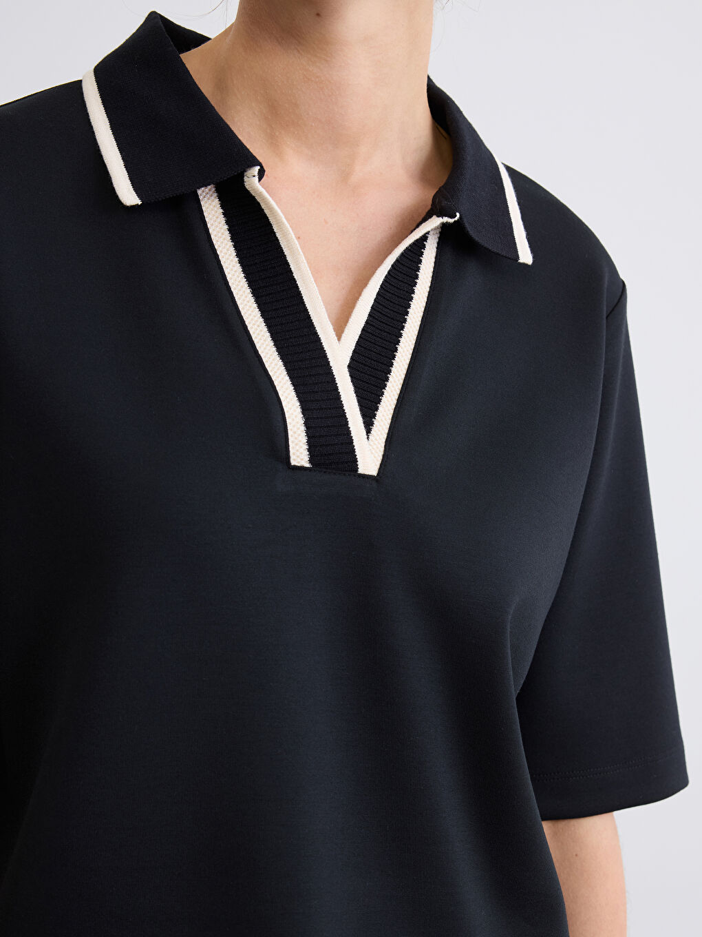 Siyah Polo Yaka Soft Touch Kadın Tişört-2
