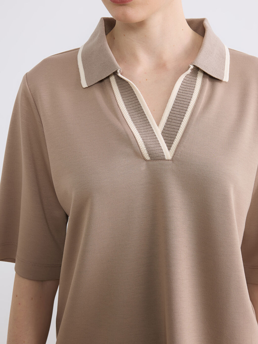 Kahverengi Polo Yaka Soft Touch Kadın Tişört-2