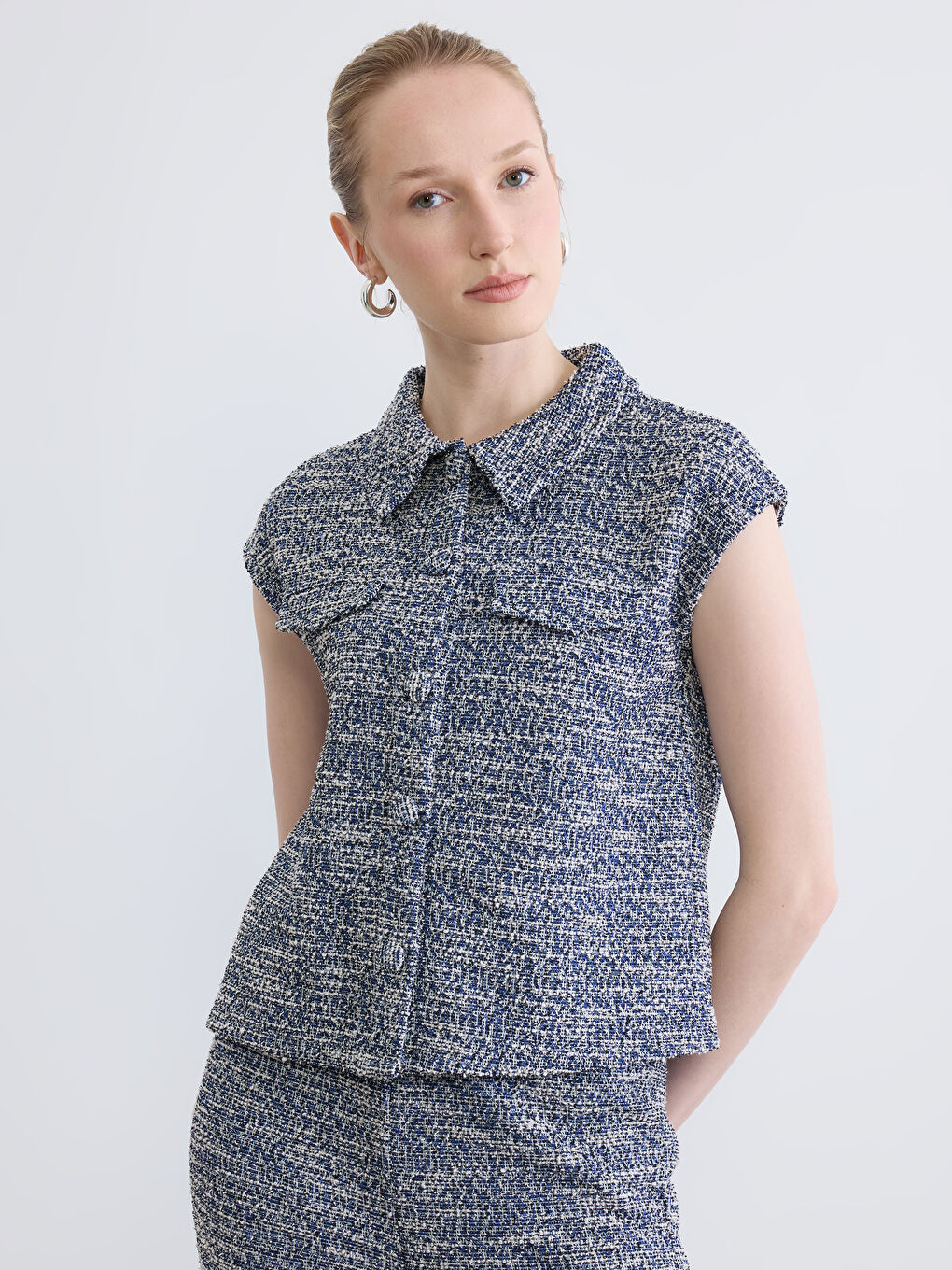 صدرية نسائية مزخرفة بياقة قميص