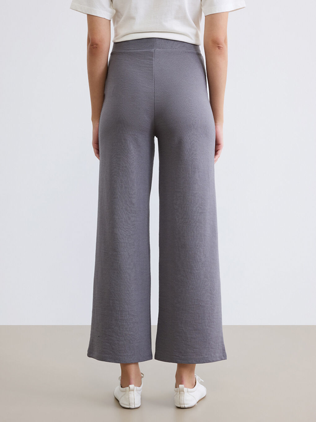 Gri Beli Lastikli Geniş Paça Kadın Eşofman Altı-3