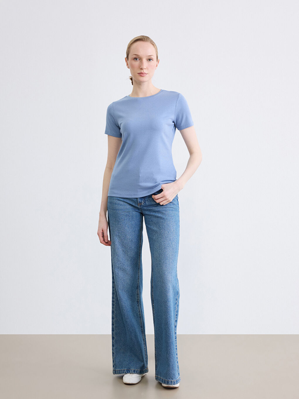 Дамска тениска с обло деколте-1