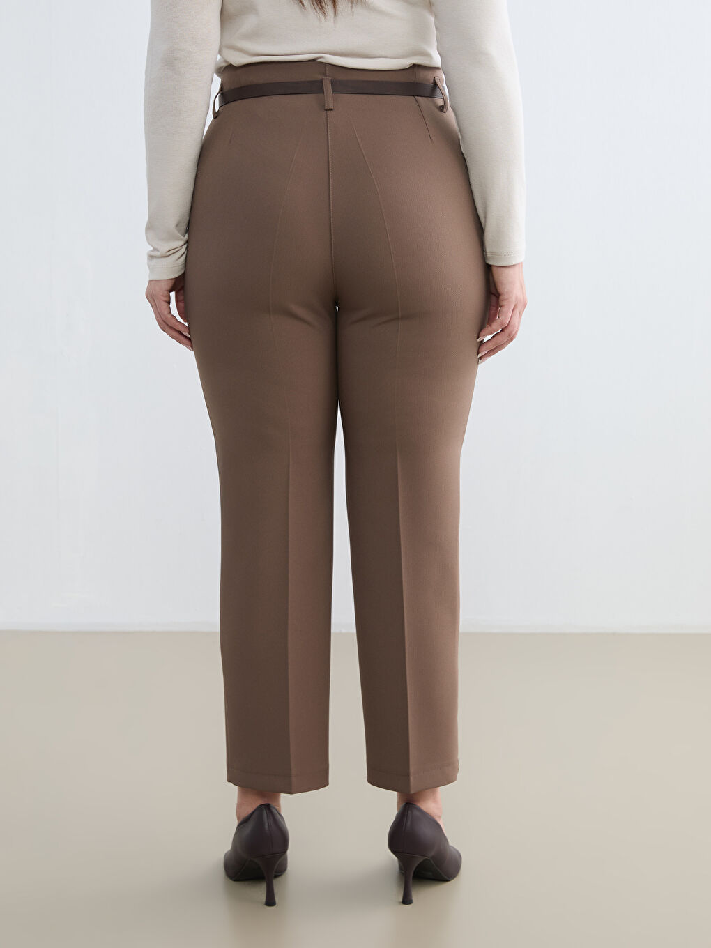 Kahverengi Büyük Beden Kemerli Havuç Kesim Kadın Pantolon-3