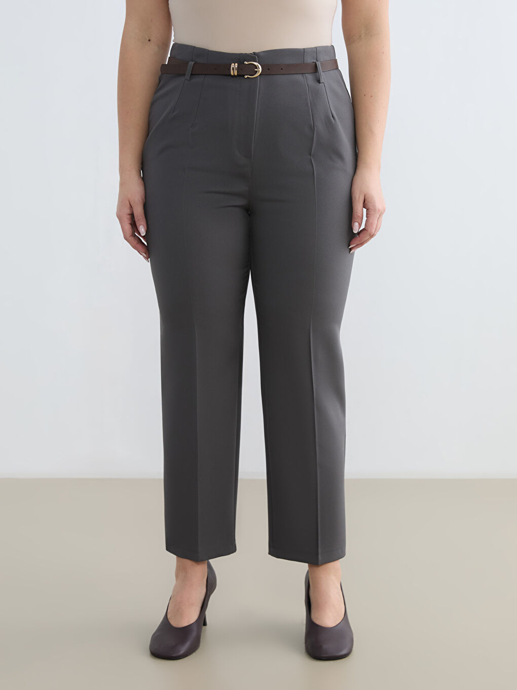 Gri Büyük Beden Kemerli Havuç Kesim Kadın Pantolon-1