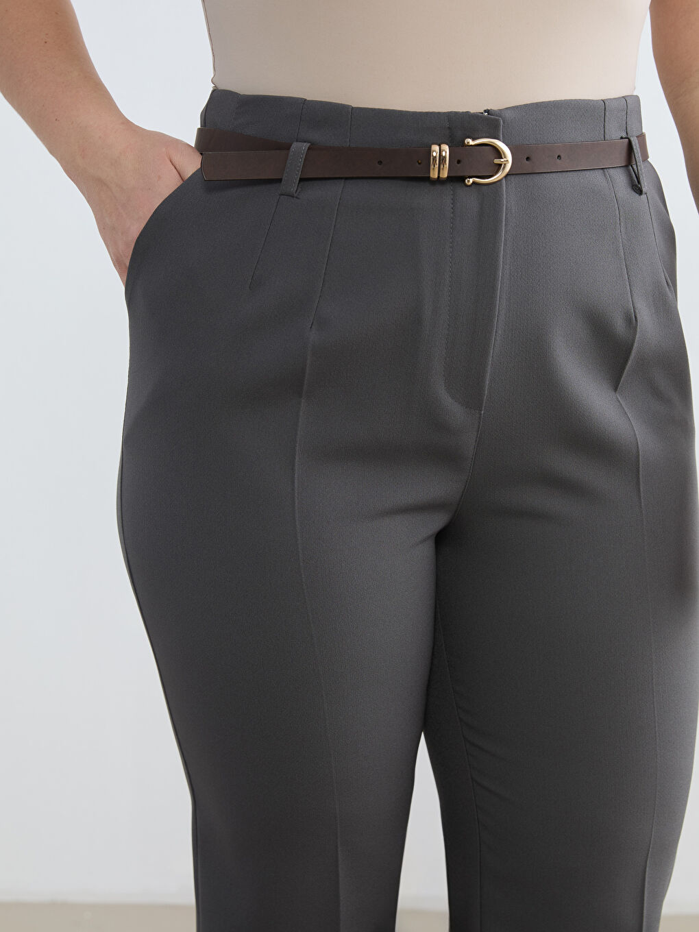 Gri Büyük Beden Kemerli Havuç Kesim Kadın Pantolon-2