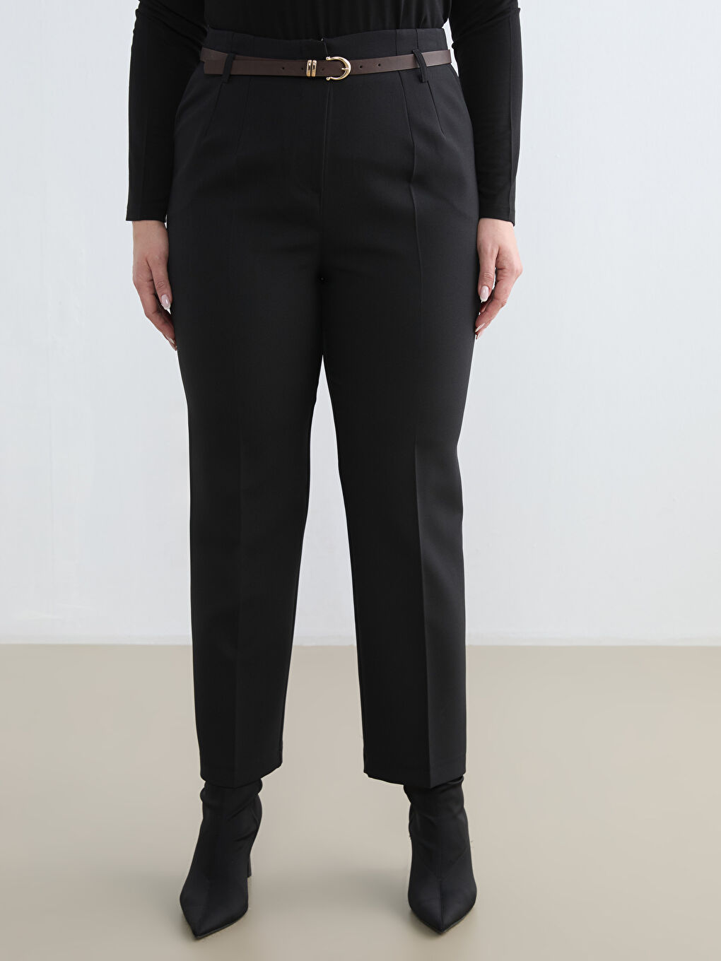 Siyah Büyük Beden Kemerli Havuç Kesim Kadın Pantolon-1