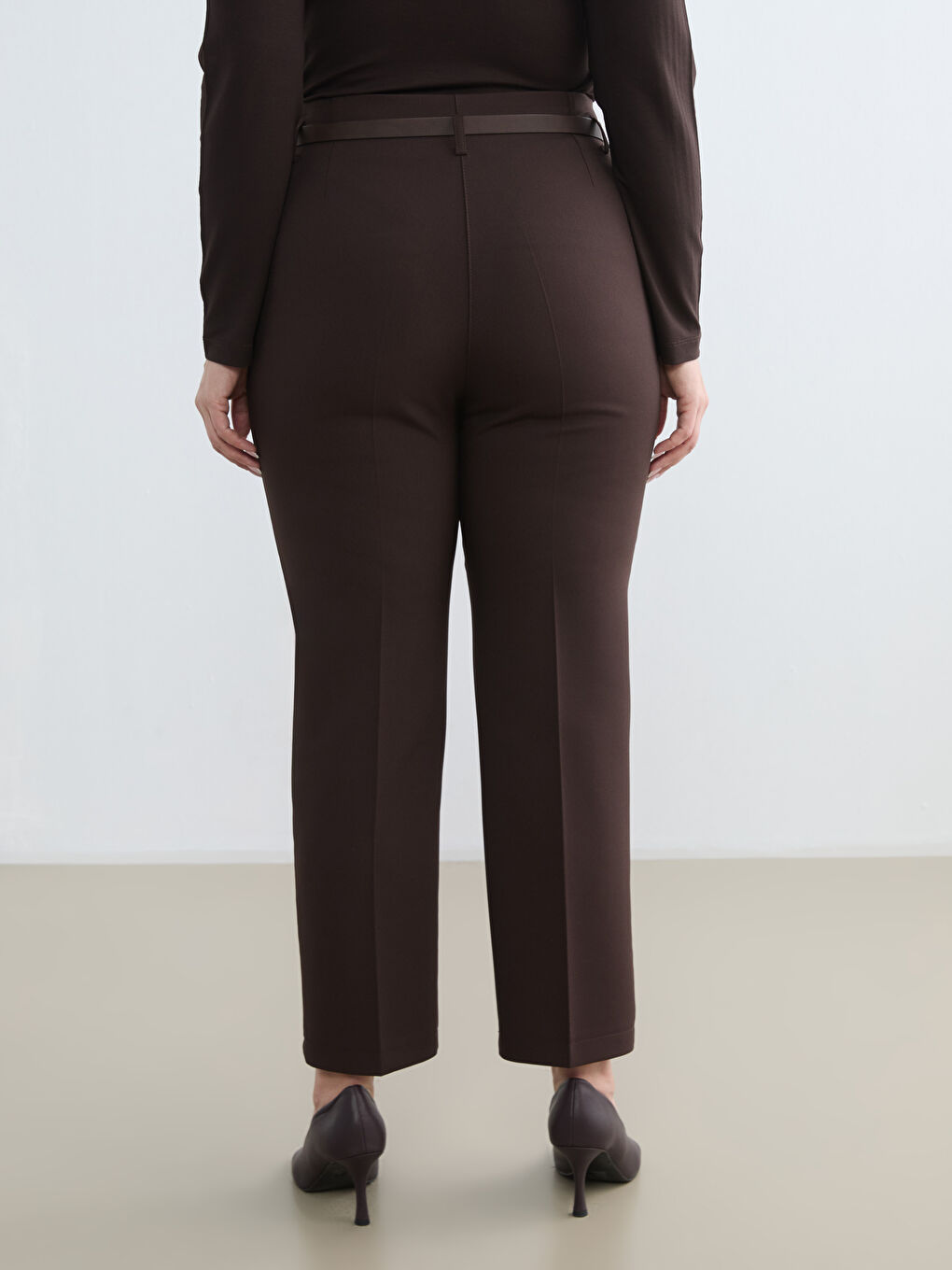 Kahverengi Büyük Beden Kemerli Havuç Kesim Kadın Pantolon-3