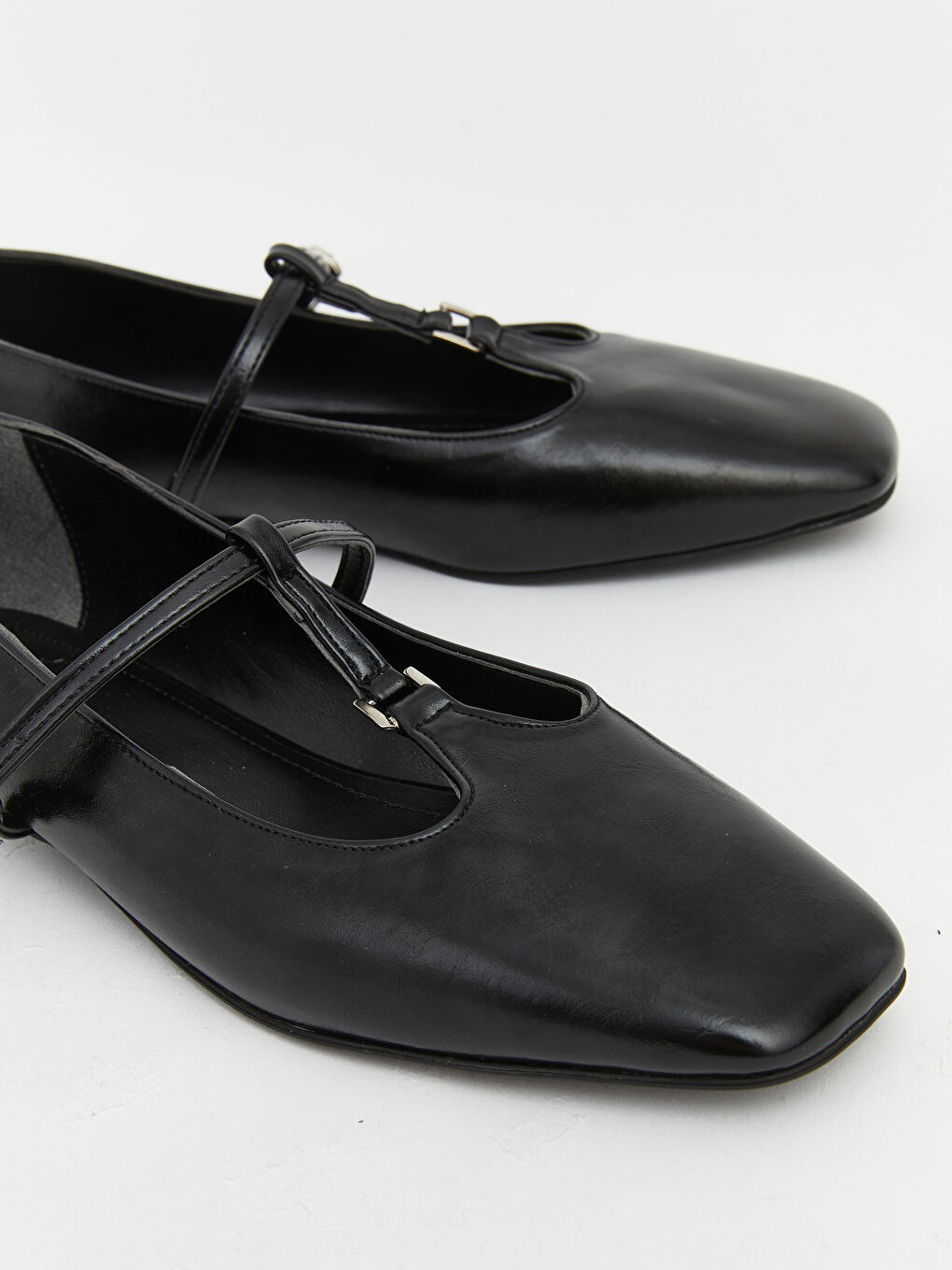 Siyah Deri Görünümlü Kadın Babet-2