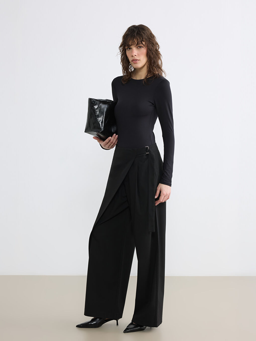 Siyah Beli Kemerli Geniş Paça Kadın Pantolon