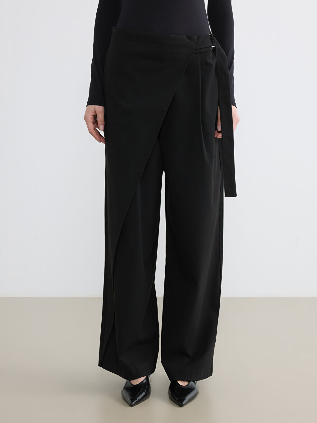 Siyah Beli Kemerli Geniş Paça Kadın Pantolon-1