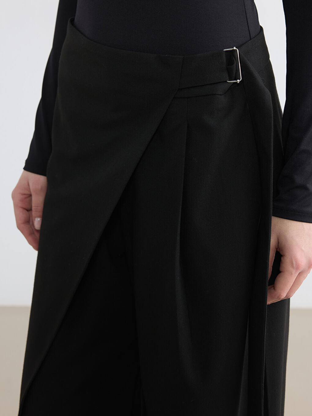 Siyah Beli Kemerli Geniş Paça Kadın Pantolon-2