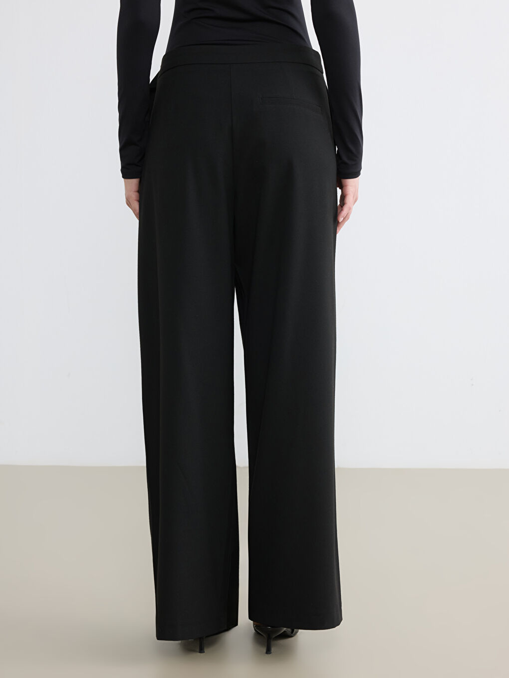 Siyah Beli Kemerli Geniş Paça Kadın Pantolon-3