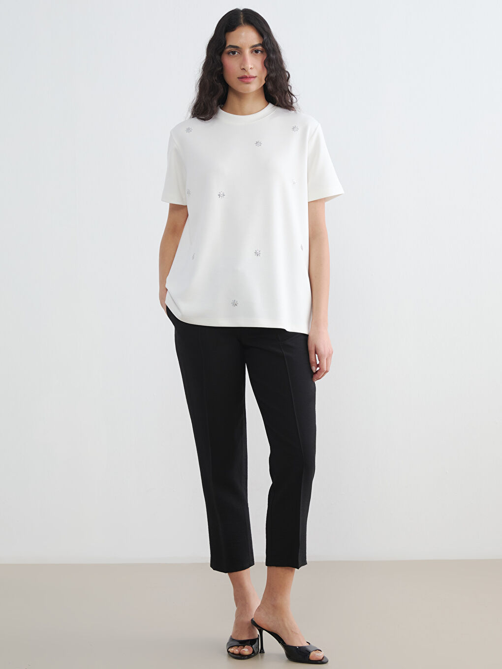 Ekru Bisiklet Yaka Taşlı Kadın Tişört-1