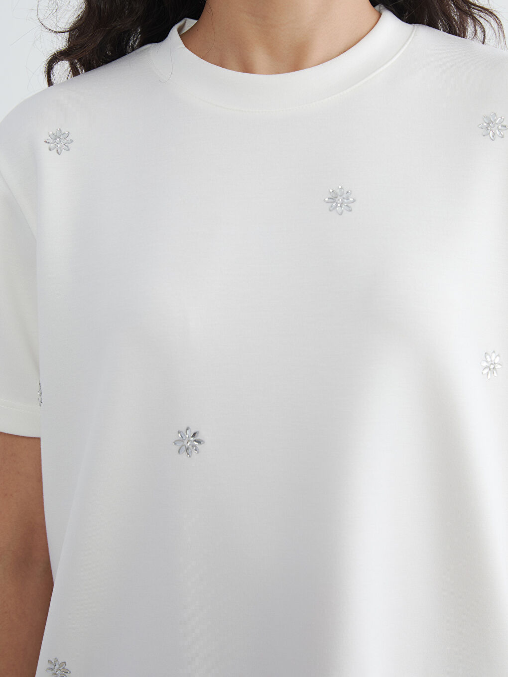 Ekru Bisiklet Yaka Taşlı Kadın Tişört-2