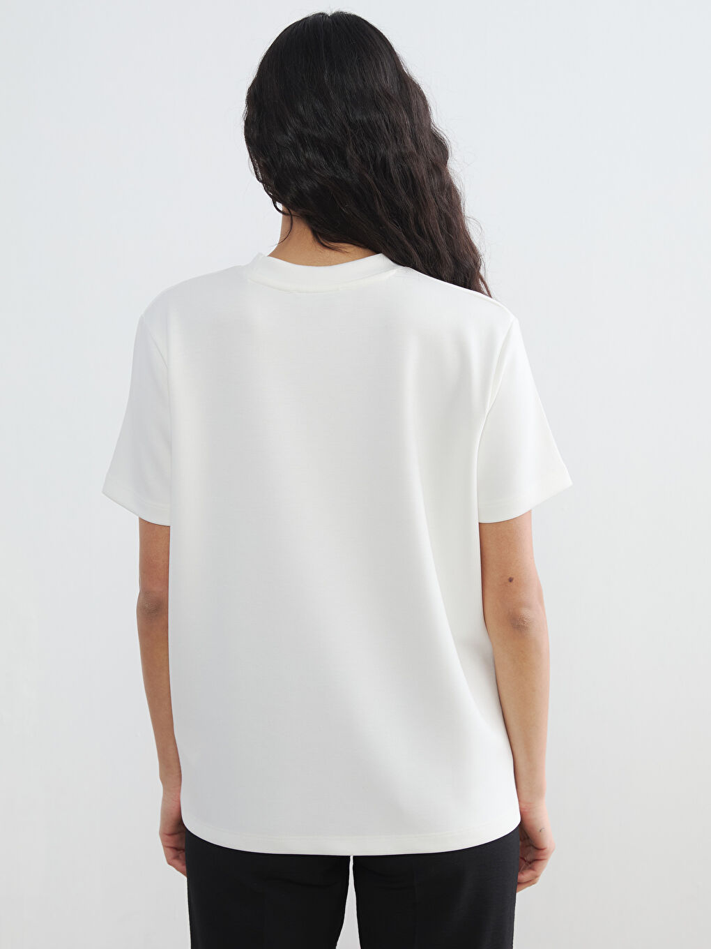 Ekru Bisiklet Yaka Taşlı Kadın Tişört-3