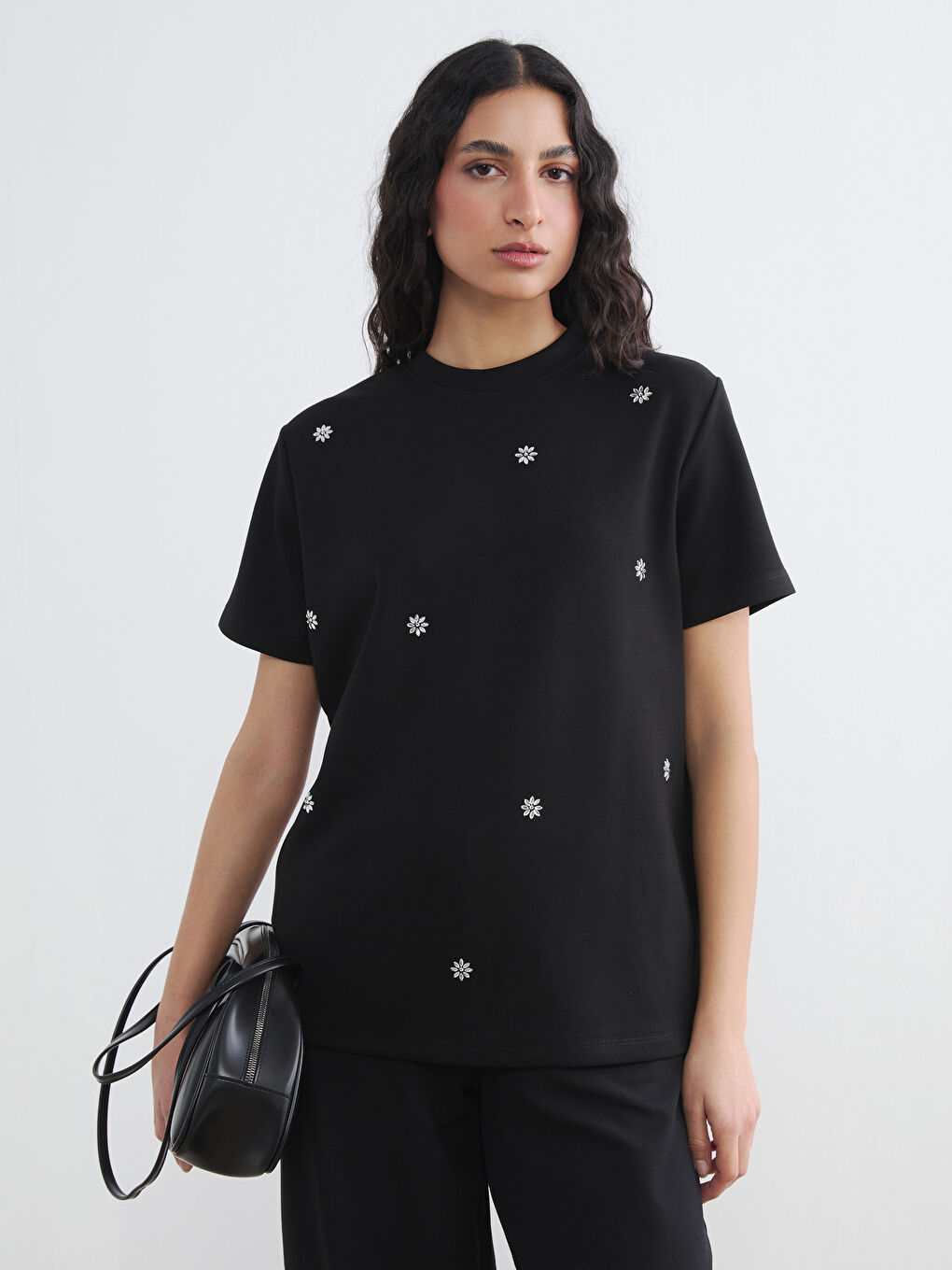 Siyah Bisiklet Yaka Taşlı Kadın Tişört