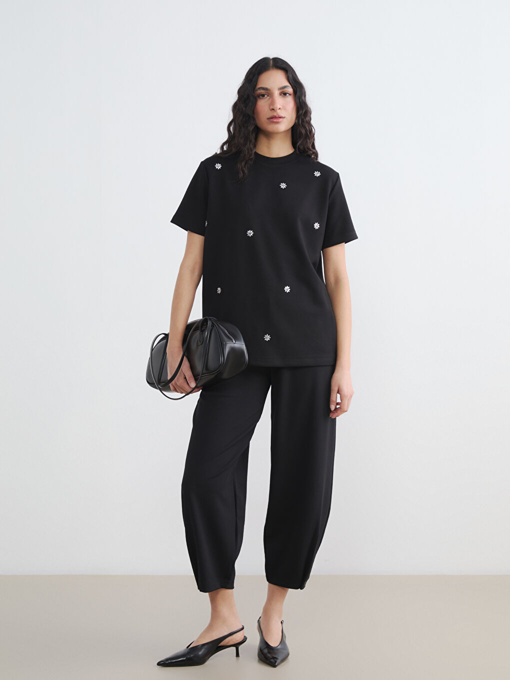 Siyah Bisiklet Yaka Taşlı Kadın Tişört-1