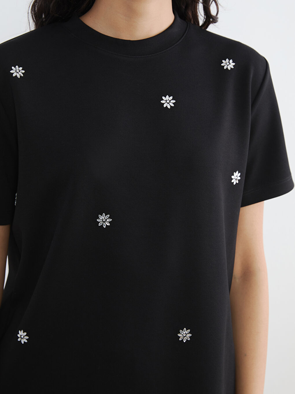 Siyah Bisiklet Yaka Taşlı Kadın Tişört-2