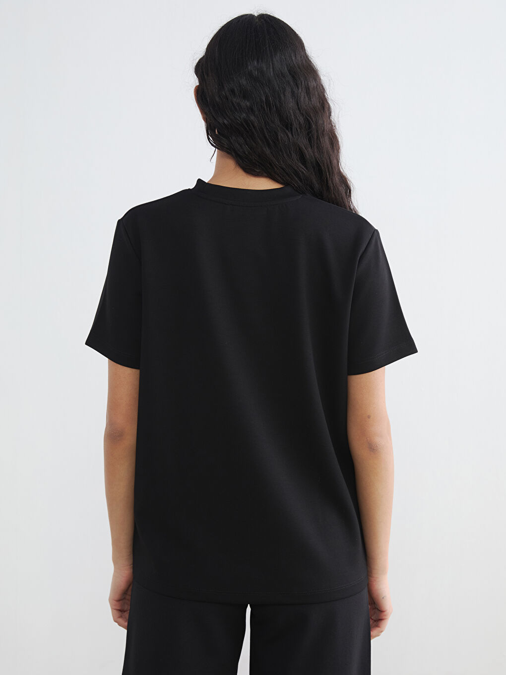 Siyah Bisiklet Yaka Taşlı Kadın Tişört-3