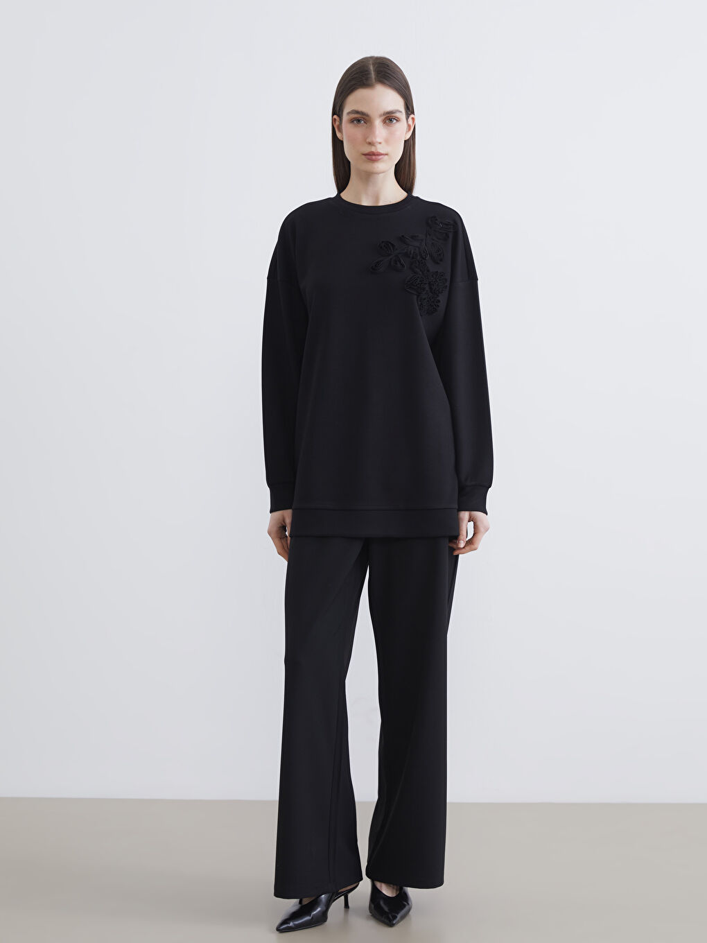 Siyah Bisiklet Yaka Nakışlı Kadın Sweatshirt Tunik-1