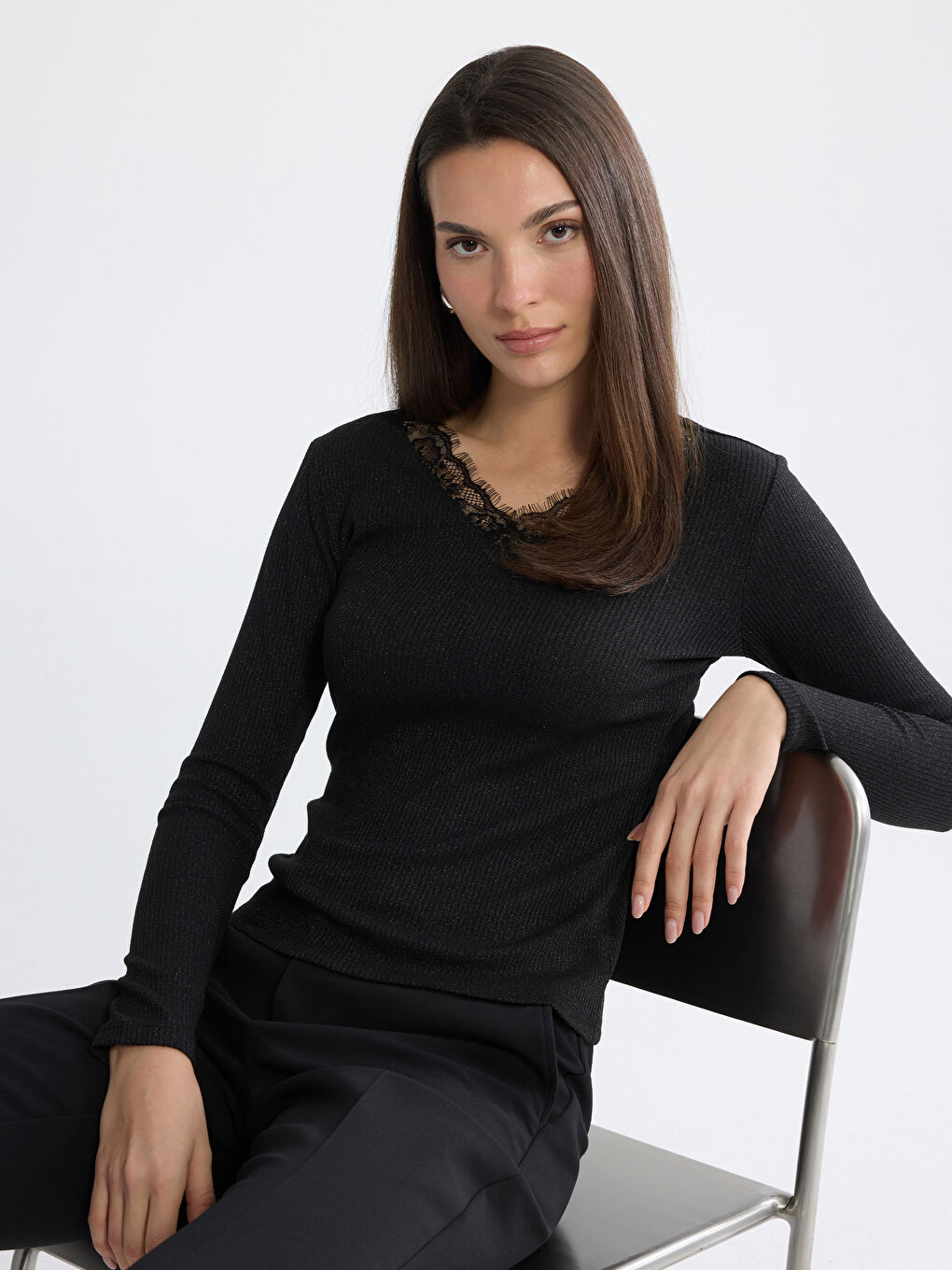 Siyah V Yaka Dantel Detaylı Bluz