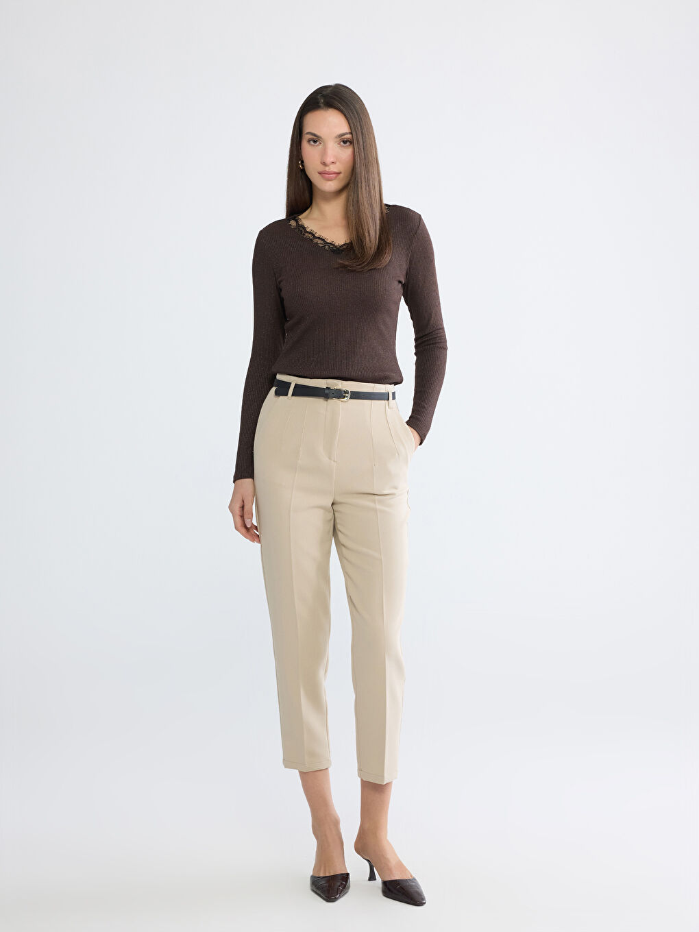 Kahverengi V Yaka Dantel Detaylı Bluz-1