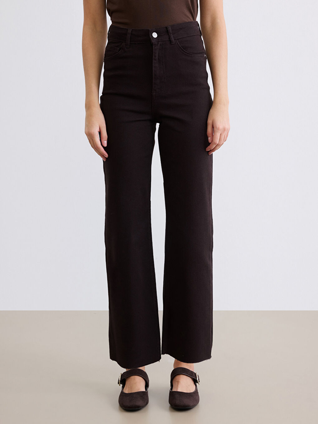 Джинсы с высокой посадкой и прямым кроем для женщин-1