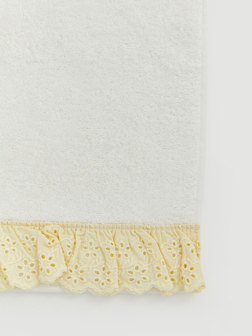 Ekru Brode İşlemeli Fırfır Detaylı Yüz Havlusu 50x80 cm-3