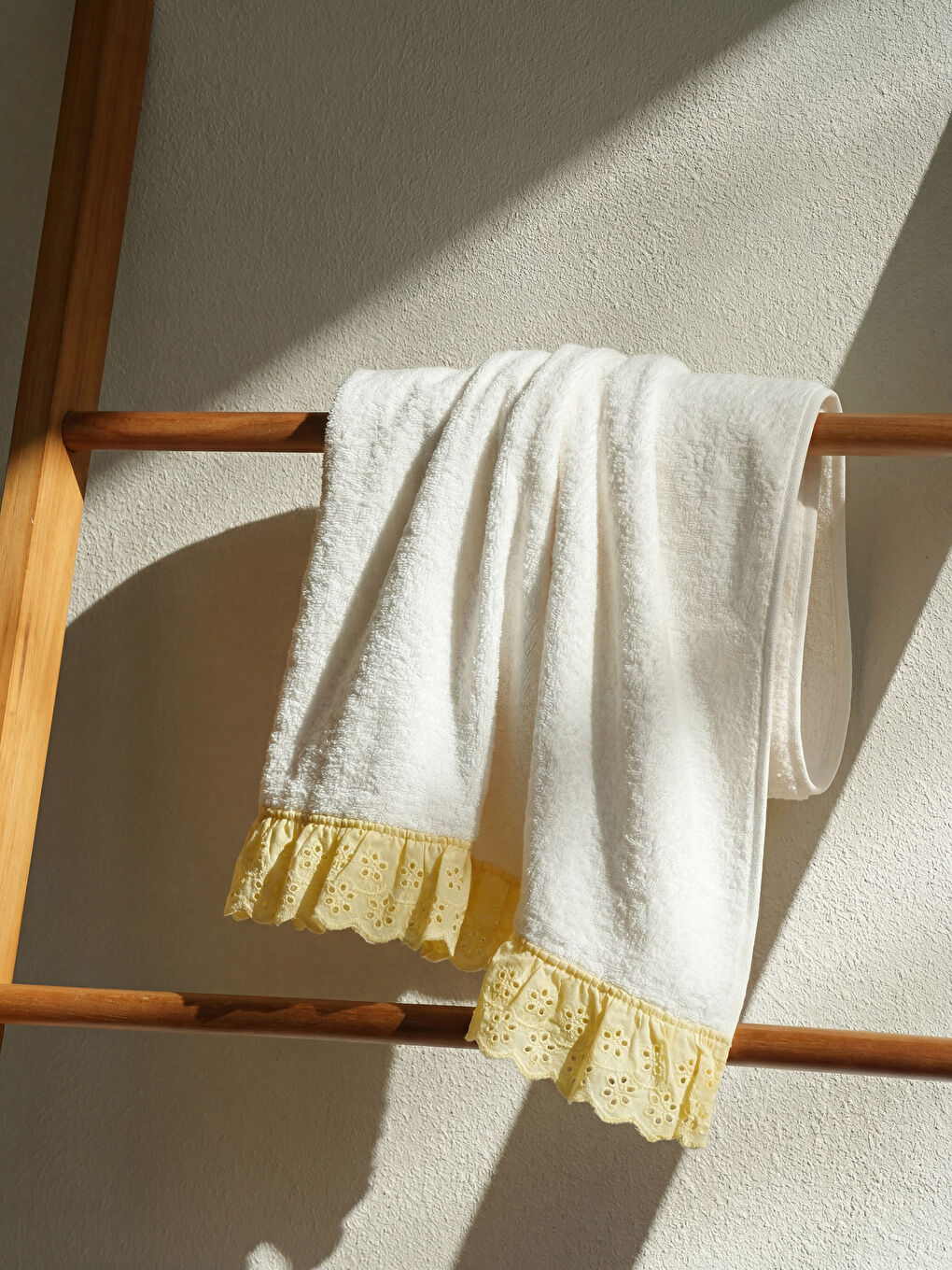 Ekru Brode İşlemeli Fırfır Detaylı Yüz Havlusu 50x80 cm