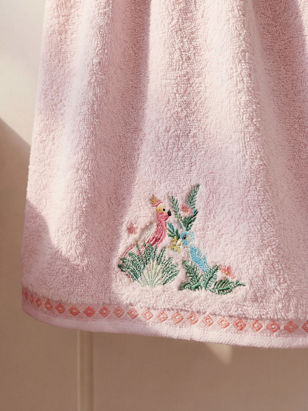 Pembe Nakışlı Pamuklu Yüz Havlusu 50x80 cm-1