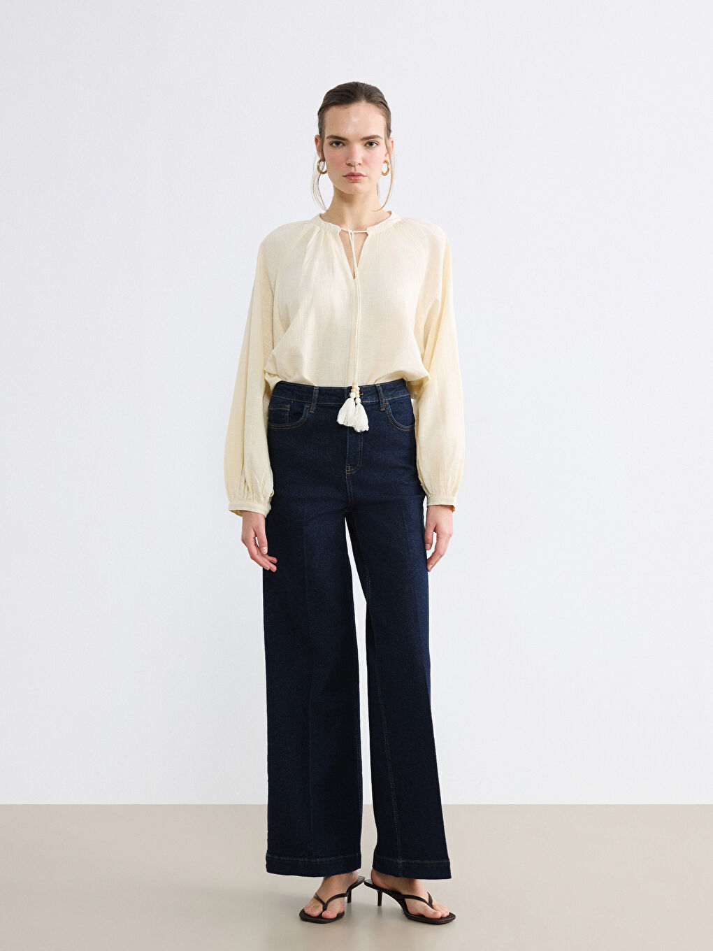 Дамски дънки с широк крачол