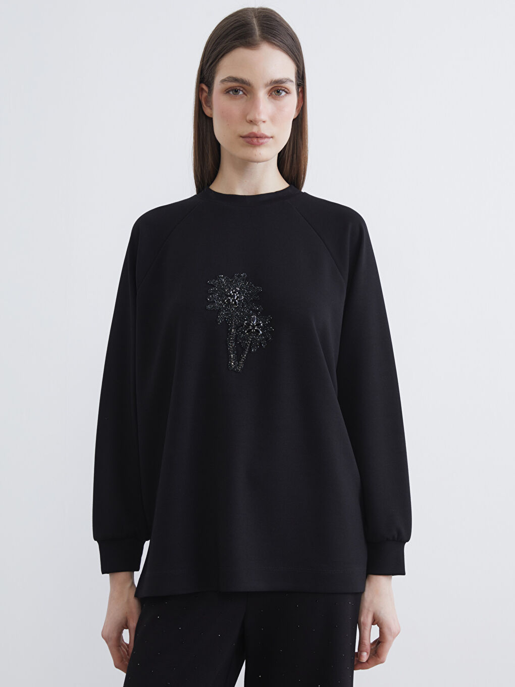 Siyah Bisiklet Yaka Boncuk İşlemeli Kadın Sweatshirt Tunik