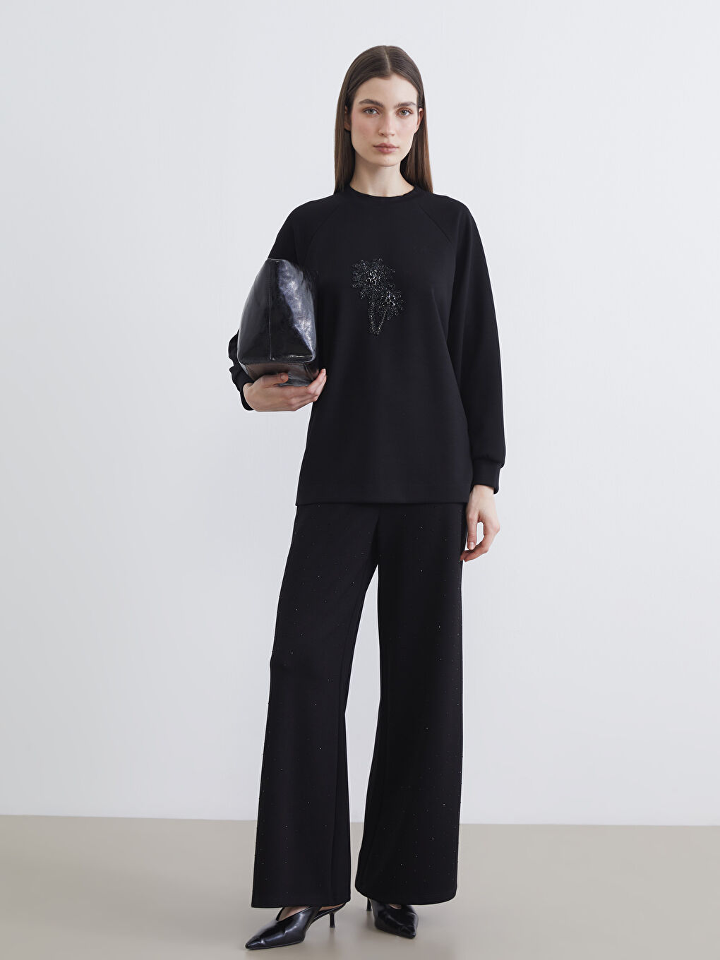 Siyah Bisiklet Yaka Boncuk İşlemeli Kadın Sweatshirt Tunik-1