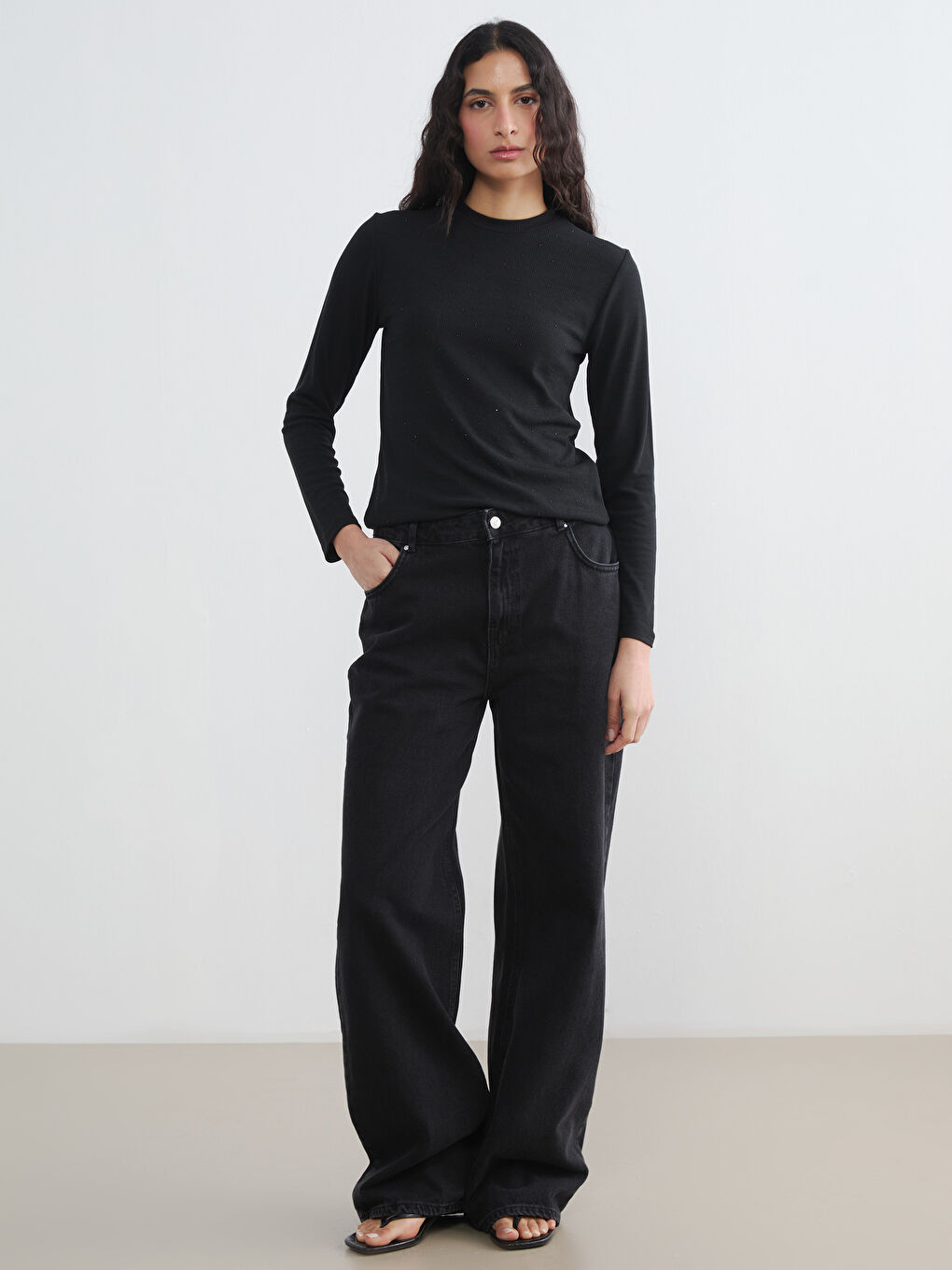 Siyah Bisiklet Yaka Taşlı Kadın Tişört-1