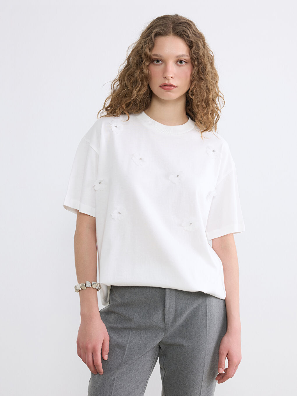 Bluză cu guler rotund brodată cu motive florale