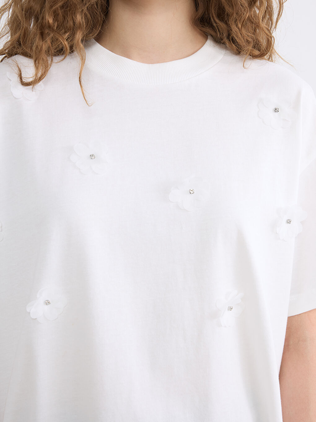 Bluză cu guler rotund brodată cu motive florale-1