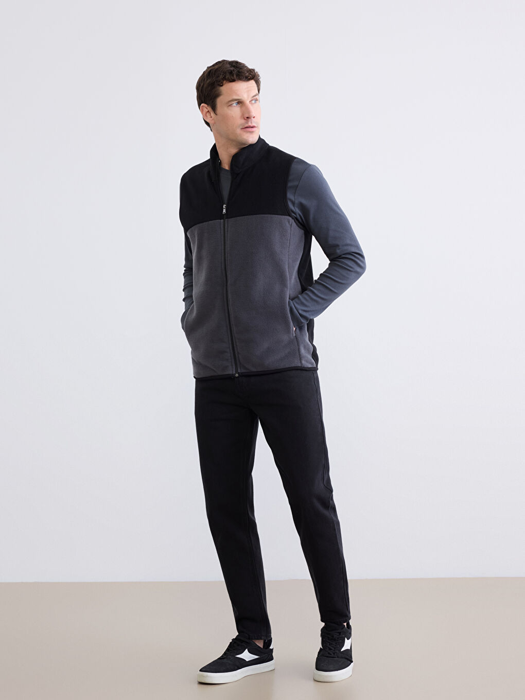 Siyah Standart Fit Dik Yaka Erkek Polar Yelek-1